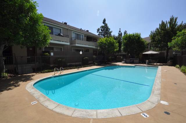 15520 Foothill Blvd in Los Angeles, CA - Building Photo - Building Photo