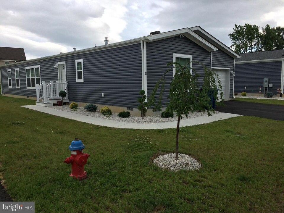 11 Edgewater Dr in Magnolia, DE - Building Photo