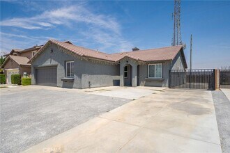 12833 Biscayne Ave in Victorville, CA - Foto de edificio - Building Photo