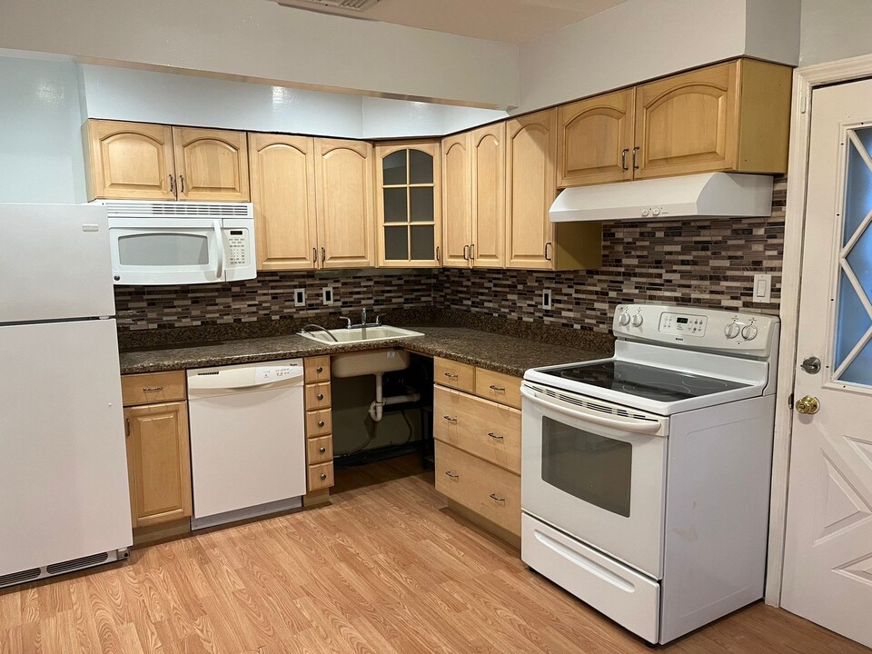 33 Country Greens Dr, Unit 2 in Holtsville, NY - Building Photo