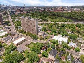 925 30th Ave S, Unit 305 in Minneapolis, MN - Foto de edificio - Building Photo