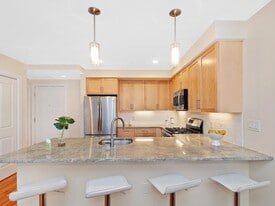 321 Hammond Pond Pky, Unit 106 in Chestnut Hill, MA - Building Photo