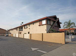 15646 Amar Rd in La Puente, CA - Foto de edificio - Building Photo