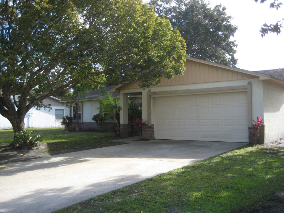 1214 Franklin Dr in Port Orange, FL - Building Photo