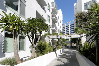 The Avenue Hollywood in Hollywood, CA - Foto de edificio - Building Photo