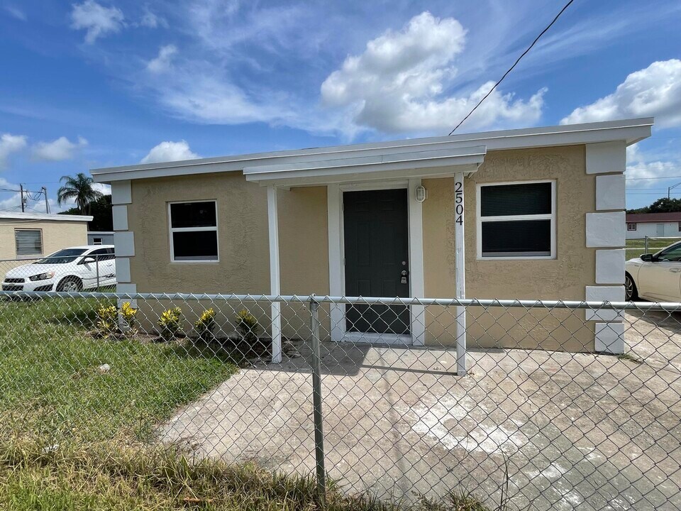 2504 Wilkens Ave in Fort Pierce, FL - Building Photo