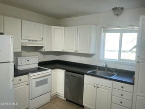 4433 N Stanton St in El Paso, TX - Foto de edificio - Building Photo