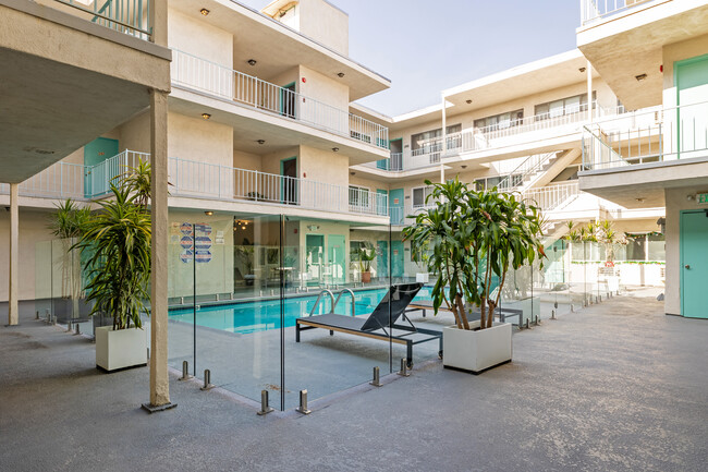 Bagley Regent Apartments in Los Angeles, CA - Foto de edificio - Building Photo