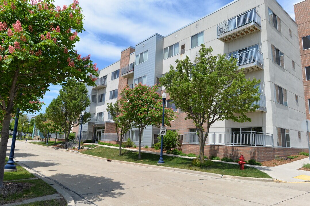 3540 Library Dr, Unit 303 in Cudahy, WI - Building Photo