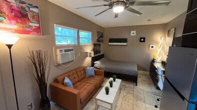1090 Margaret Dr in Daytona Beach, FL - Building Photo - Building Photo