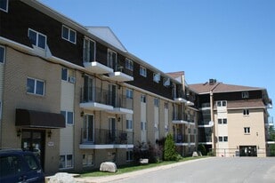 951 Regent St in Fredericton, NB - Building Photo