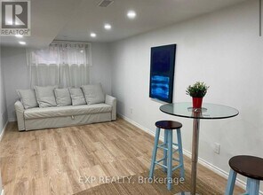 98 Avondale Ave in Toronto, ON - Building Photo - Building Photo