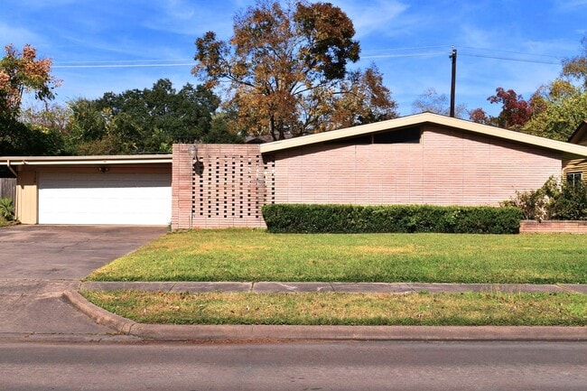 5126 Beechnut St in Houston, TX - Building Photo - Building Photo