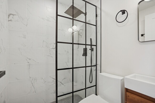 1310 W Erie St, Unit 2 in Chicago, IL - Foto de edificio - Building Photo