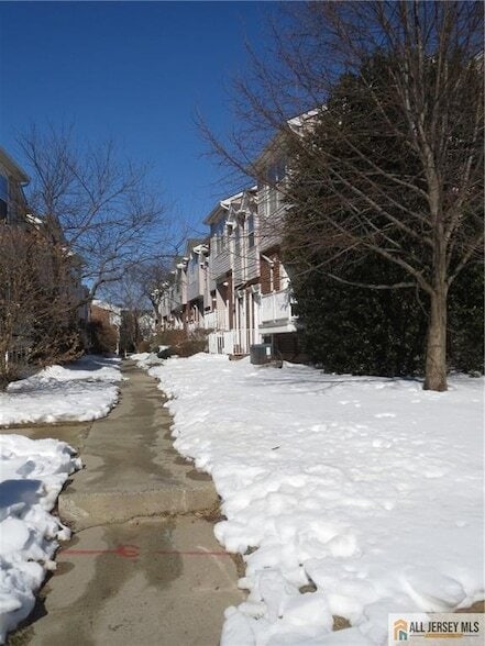 468 Great Beds Ct in Perth Amboy, NJ - Foto de edificio - Building Photo