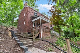 6 Wilkins Rd in Pittsburgh, PA - Building Photo