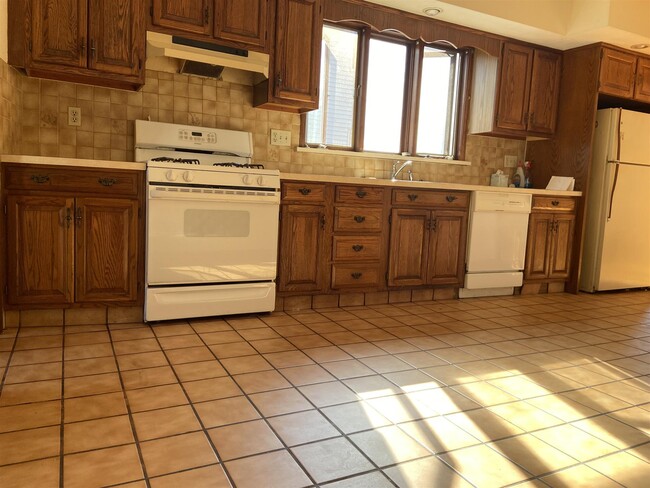 17 Clayton Ave, Unit 1 in Medford, MA - Building Photo - Building Photo
