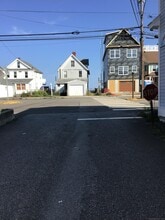 8 Maddox Ave in Milford, CT - Building Photo - Building Photo