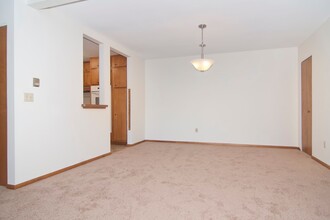 515 Cleveland Ave S in St. Paul, MN - Building Photo - Interior Photo