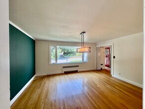 379 Newton St in Brookline, MA - Building Photo - Building Photo