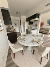 744 E Michigan Ave, Unit 03 in Battle Creek, MI - Foto de edificio - Building Photo