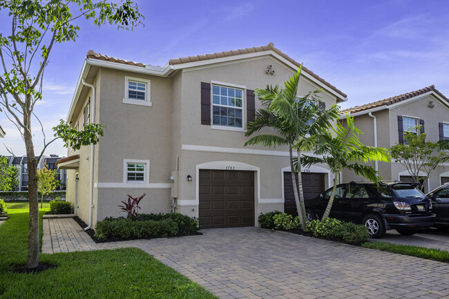 6782 Broadwater Ln in Greenacres, FL - Foto de edificio - Building Photo