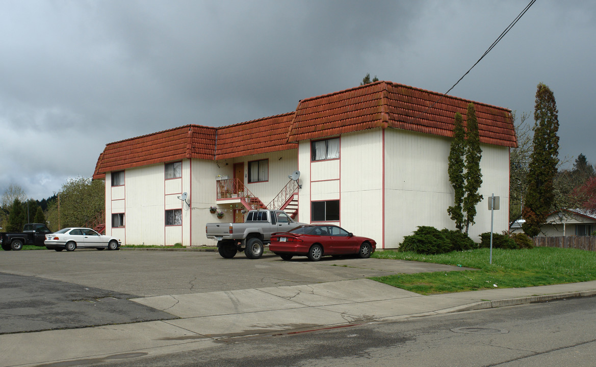 147 N Umatilla St in Sutherlin, OR - Foto de edificio