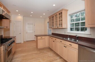 77 Grove St in New Canaan, CT - Building Photo - Building Photo