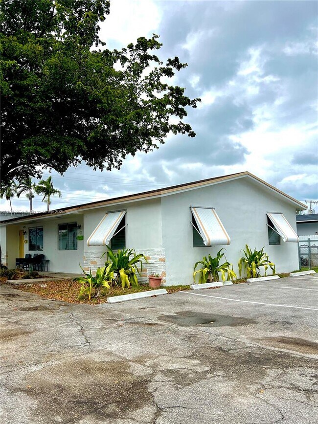 730 NW 1st Ct in Hallandale Beach, FL - Building Photo - Building Photo