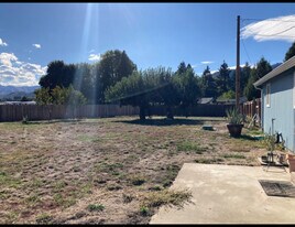 2895 Rogue River Hwy in Gold Hill, OR - Building Photo