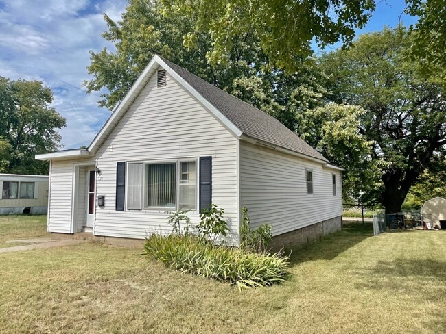property at 423 W 9th St