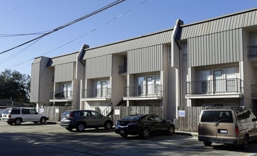 570 W William David Pky in Metairie, LA - Foto de edificio - Building Photo