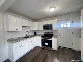 22 Brewster St in Waterbury, CT - Building Photo