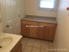 1833 Hammond St in Hermon, ME - Foto de edificio - Building Photo