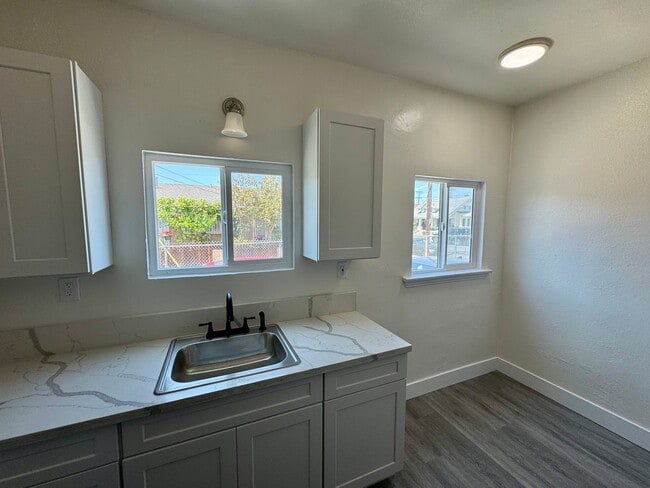 1416 E 41st Pl