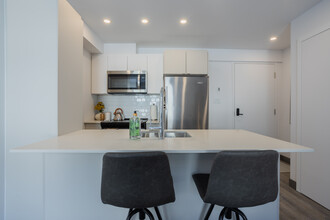490 Lake Av in Dorval, QC - Building Photo - Building Photo