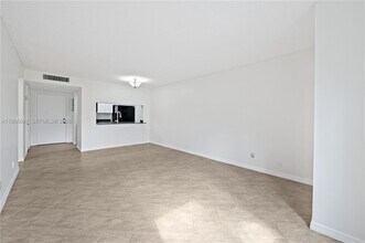 10001 W Atlantic Blvd in Coral Springs, FL - Foto de edificio - Building Photo