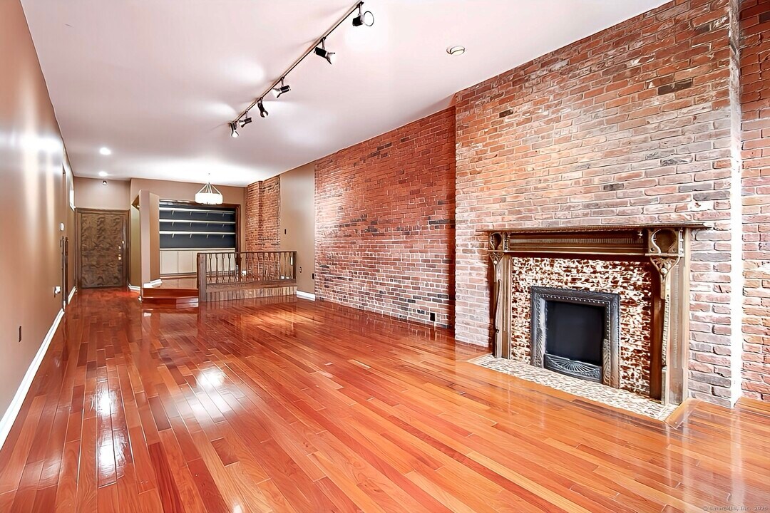 1 Linden Pl in Hartford, CT - Building Photo