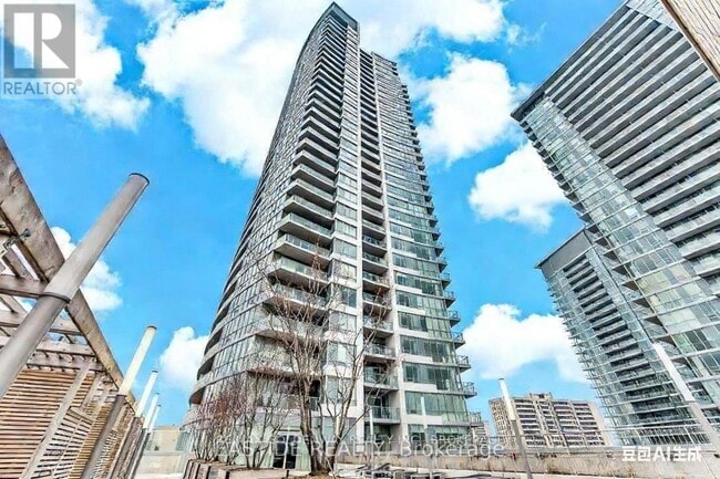 70 Forest Manor Rd in Toronto, ON - Building Photo - Building Photo