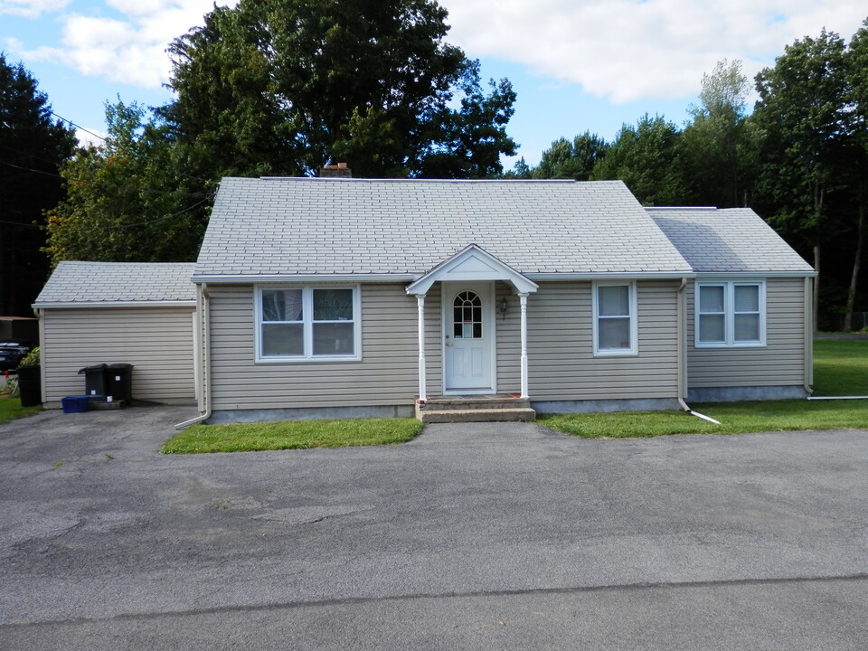 5905 E Taft Rd in North Syracuse, NY - Building Photo