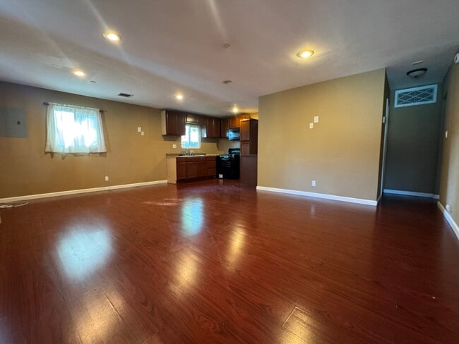 18401 Arminta St in Reseda, CA - Foto de edificio - Building Photo