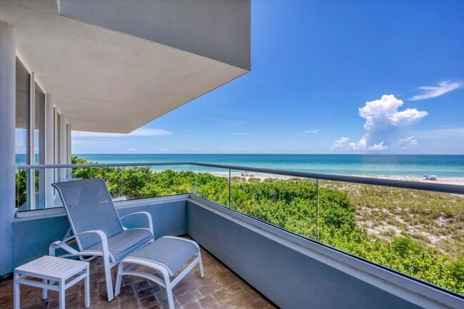 5801 Gulf of Mexico Dr in Longboat Key, FL - Foto de edificio - Building Photo