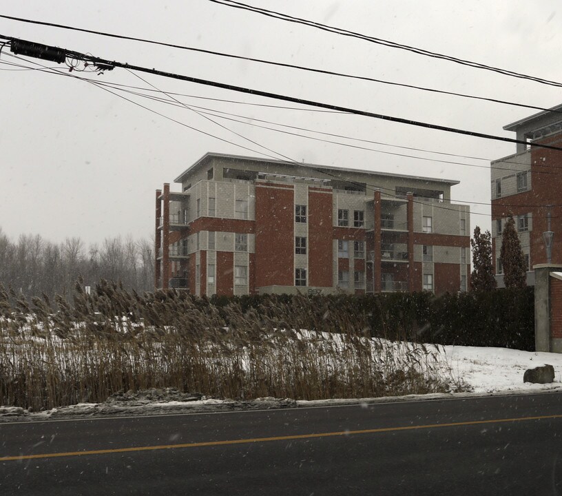 997 Champagne in Laval, QC - Building Photo