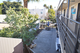 1465 Henderson Ave in Long Beach, CA - Building Photo - Building Photo