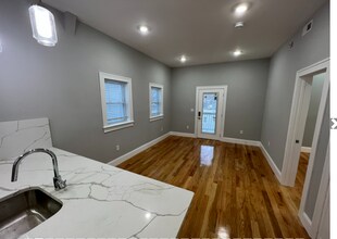 15 Harold St, Unit 2 in Somerville, MA - Foto de edificio - Building Photo