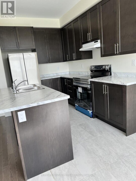 1235 Rexton Dr in Oshawa, ON - Building Photo