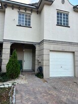 1305 Lucaya Dr in Riviera Beach, FL - Building Photo