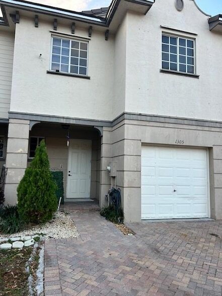 1305 Lucaya Dr in Riviera Beach, FL - Building Photo