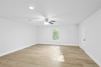 6714 E Bayou Dr in Hitchcock, TX - Building Photo - Building Photo