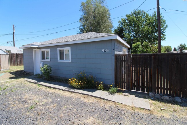 property at 713 S Hawthorne St